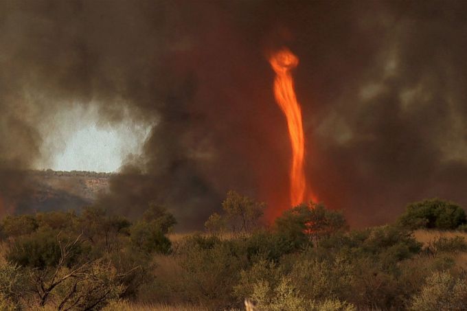 Гігантський вогняний торнадо в Західній Австралії (ВІДЕО)