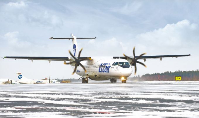 Літак застряг в снігу при посадці в Японії (ВІДЕО)