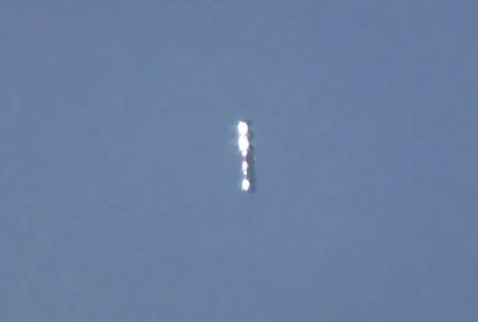 5243_astonishing-cigar-shaped-ufo-2013-stabilized-and-zoomed1080p_h_264-aac_mp4_000013221.jpg (8.73 Kb)