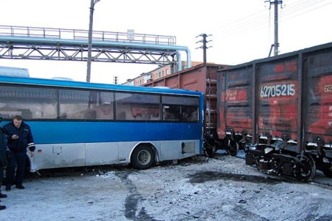 7081_16115143-v-doneckoj-oblasti-avtobus-s-passazhira.jpg (.38 Kb)