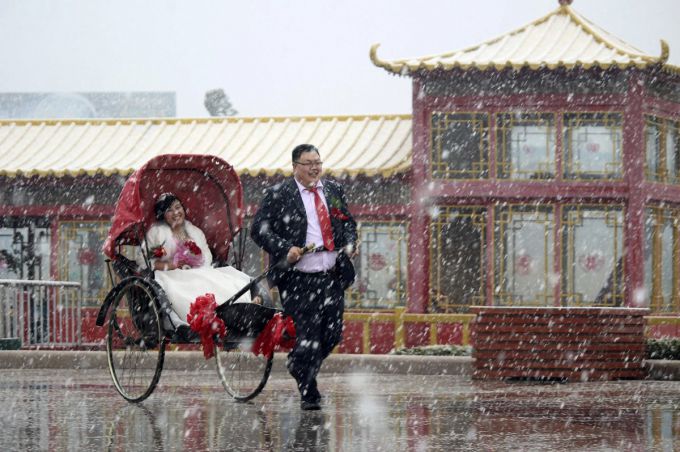 a-man-pulls-a-rickshaw-carrying-his-wife-as-it-snows-in-weihai-shandong-province-in-china.jpg (69.43 Kb)