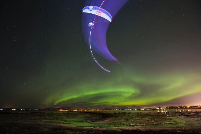 horacio-llorens-paragliding-under-the-aurora-borealis-in-tromso-norway.jpg (29.14 Kb)
