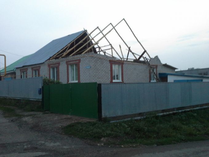 У Грузії штормовий вітер зривав дахи з будинків