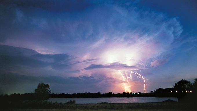 stormy-skies-lightning-wallpapers_1920x1080.jpg (23.38 Kb)