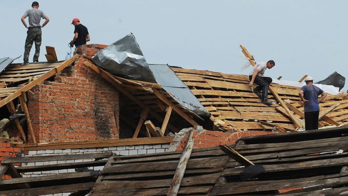 Потужний ураган у Грузії зривав дахи будинків (ФОТО)